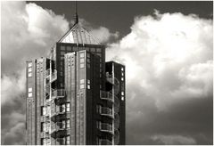 Hochhaus mit Wolken sw