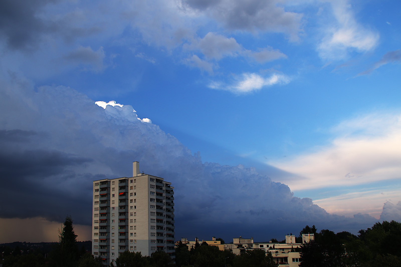 Hochhaus mit Wolkenstimmung am Abend