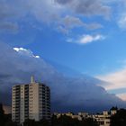 Hochhaus mit Wolkenstimmung am Abend