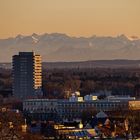 Hochhaus und Alpen