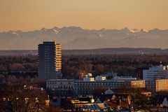 Hochhaus und Alpen