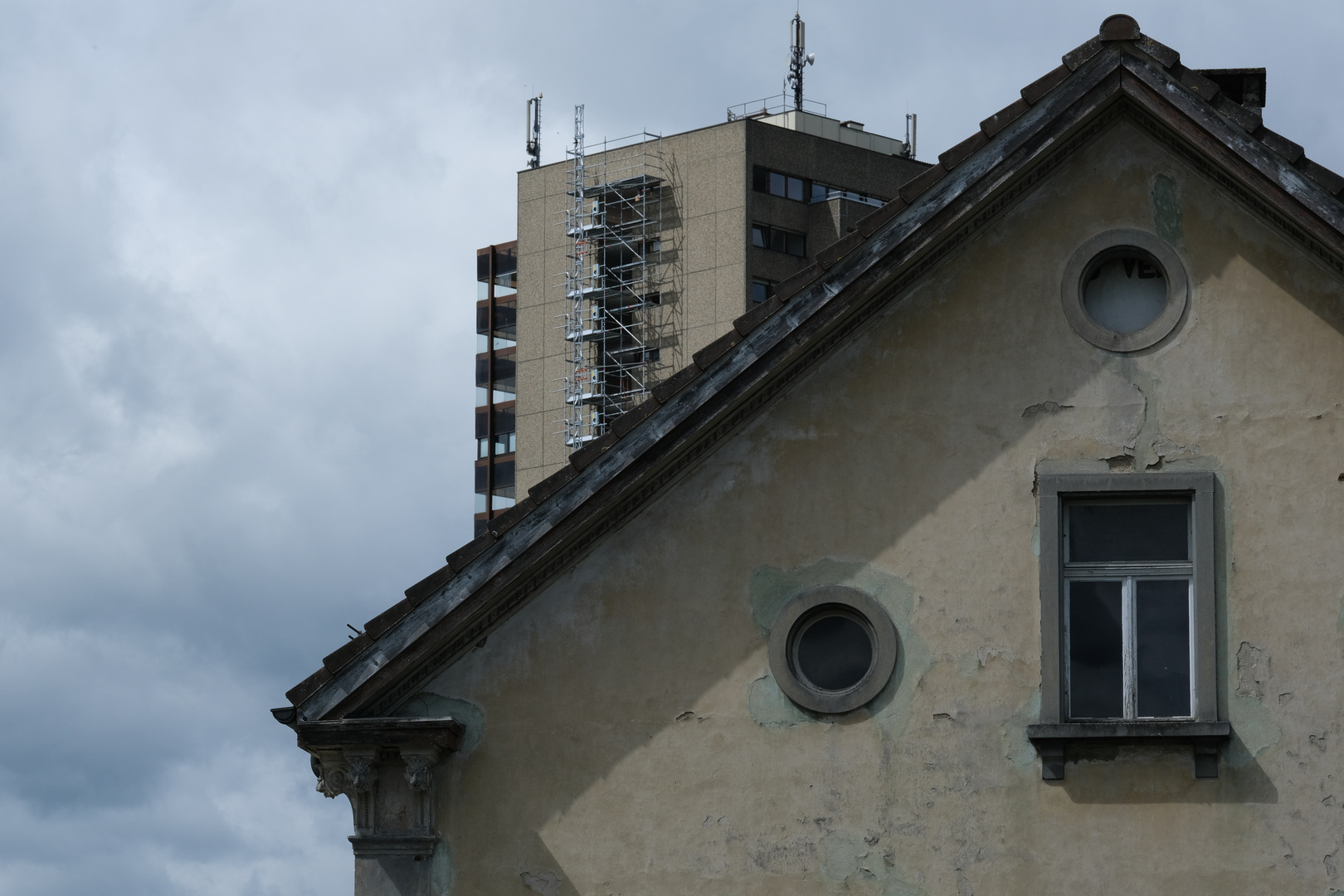 Hochhaus und altes Haus