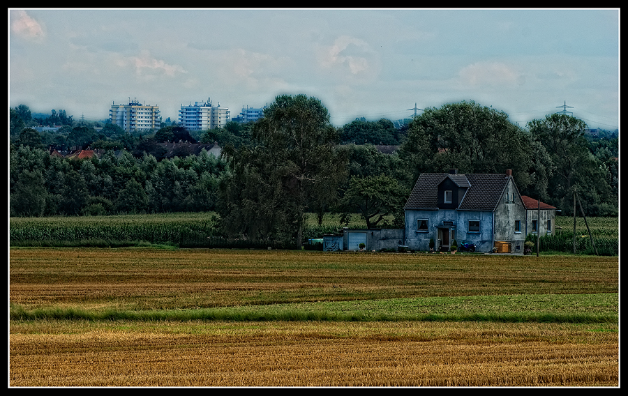 Hochhaus Vs. Haus (HDR)