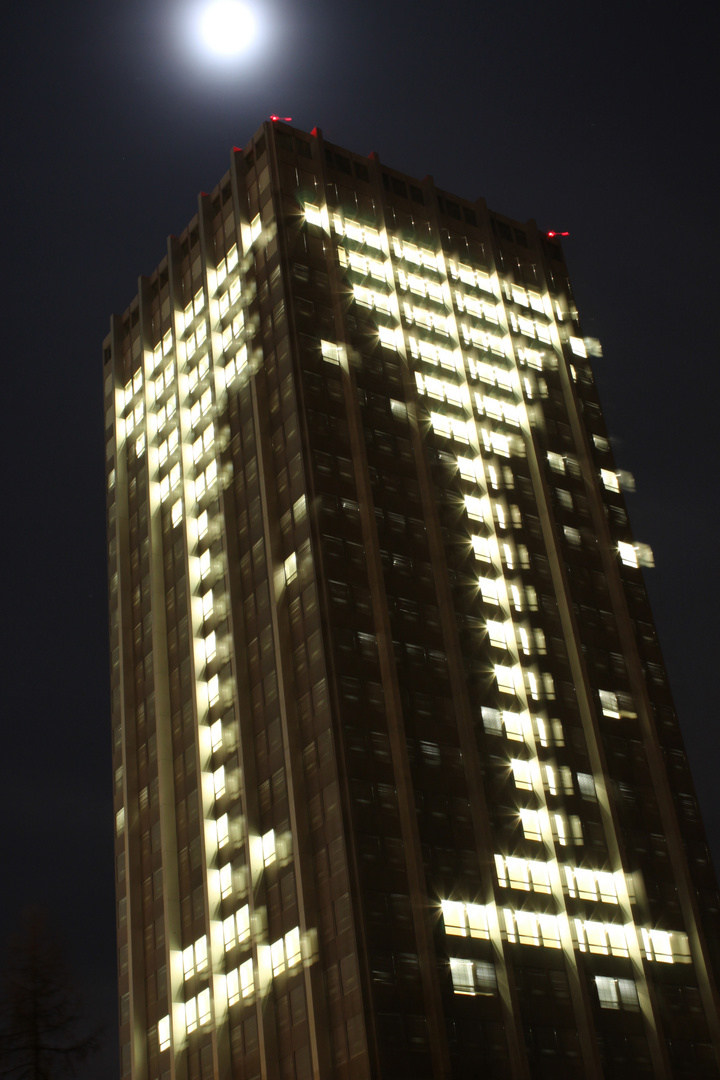 Hochhaus Winterthur im Mondschein Geb. 222