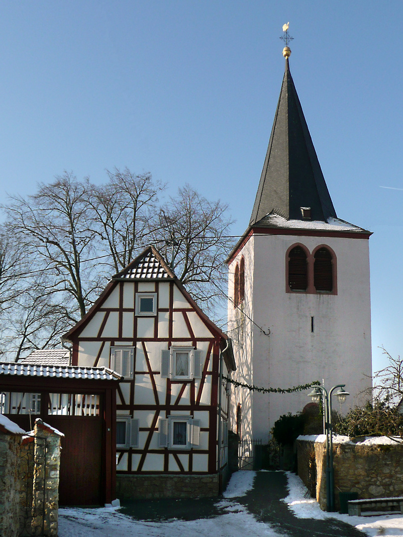 Hochheim-Massenheim: Idyllisch- Dorfplatz mit der 1100-jährigen Kirche von Massenheim