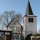 Hochheim-Massenheim: Idyllisch- Dorfplatz mit der 1100-jährigen Kirche von Massenheim