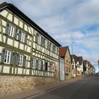 Hochheim-Massenheim:  Straßenfront mit dörflichen Charakter in der Untergasse von Massenheim