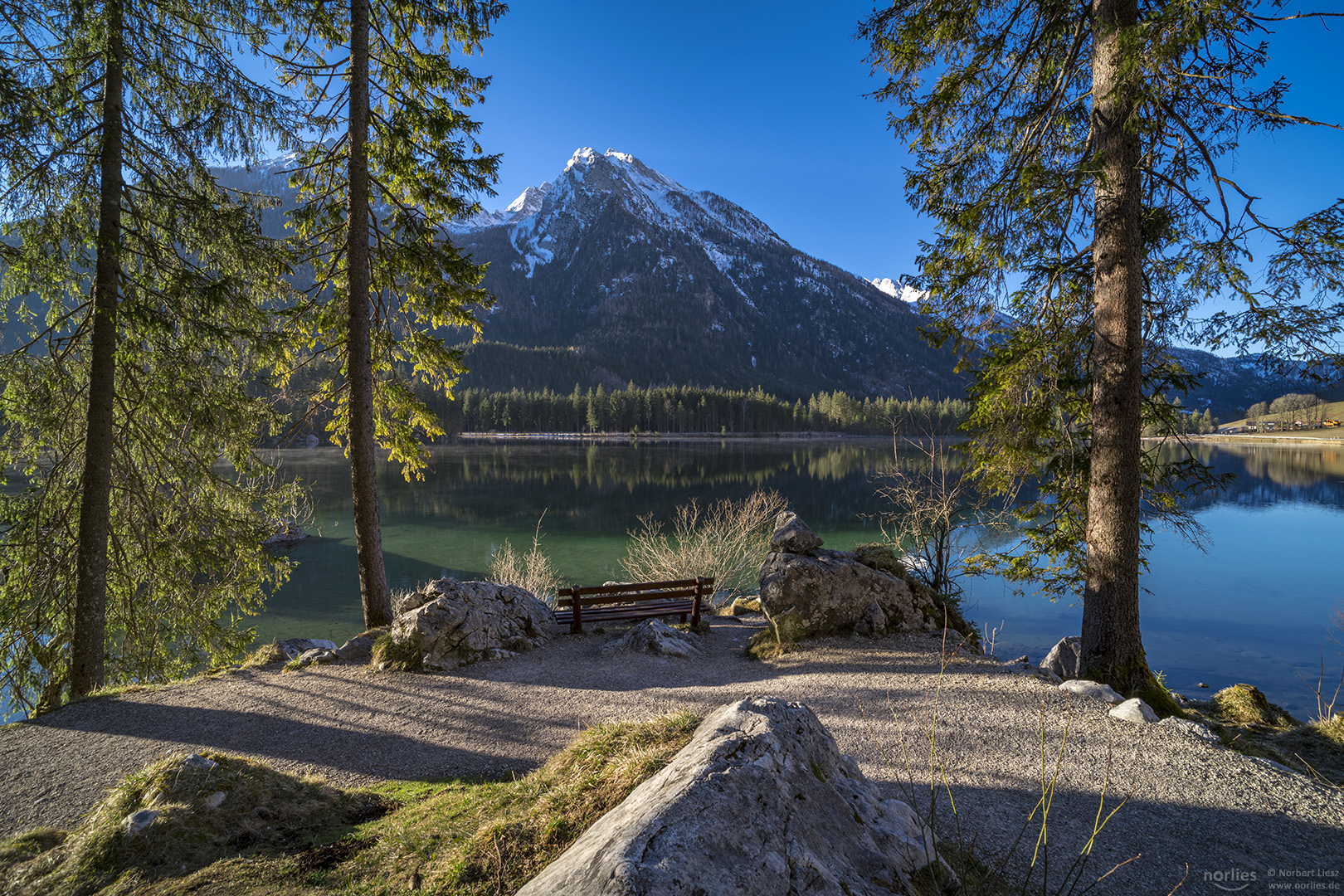 Hochkalter mit Hintersee im Morgenlicht