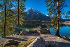 Hochkalter mit Hintersee im Morgenlicht