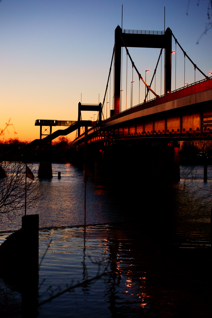 HochkantVersion_Friedrich_Ebert_Brücke