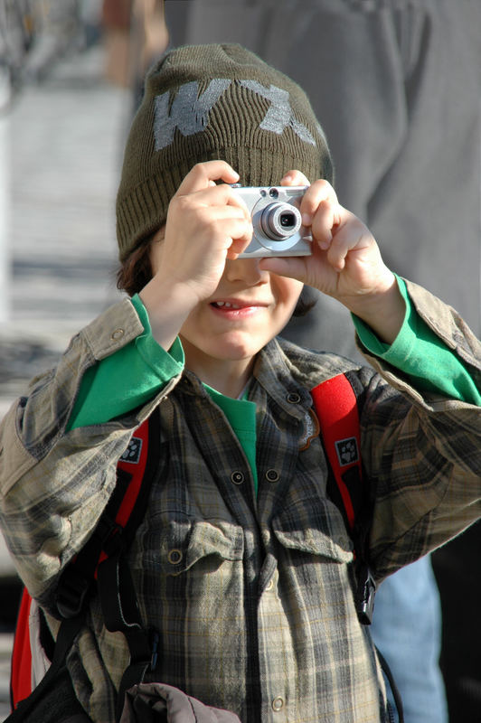 Hochkonzentrierter Fotokünstler