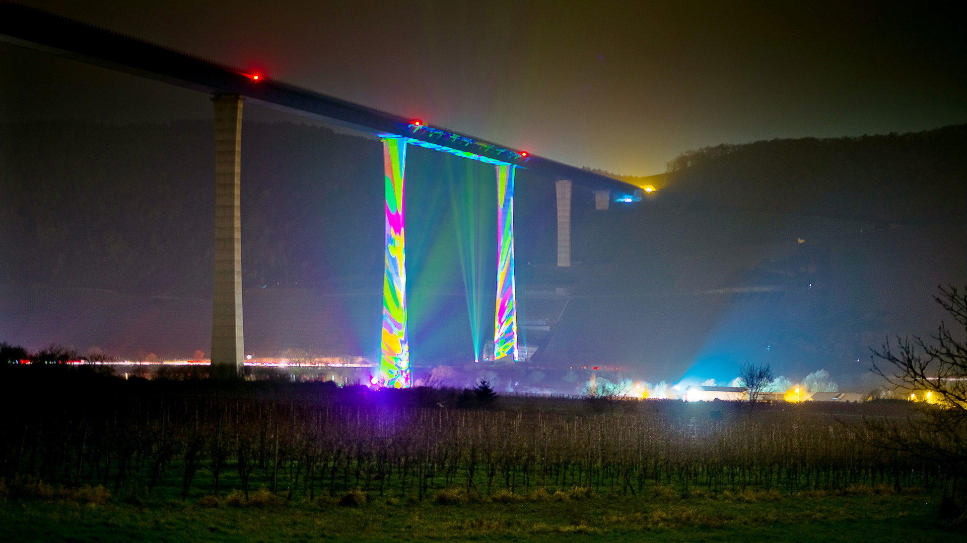 Hochmoselbrücke mit Lichtkunst von R.O. Schabbach 1