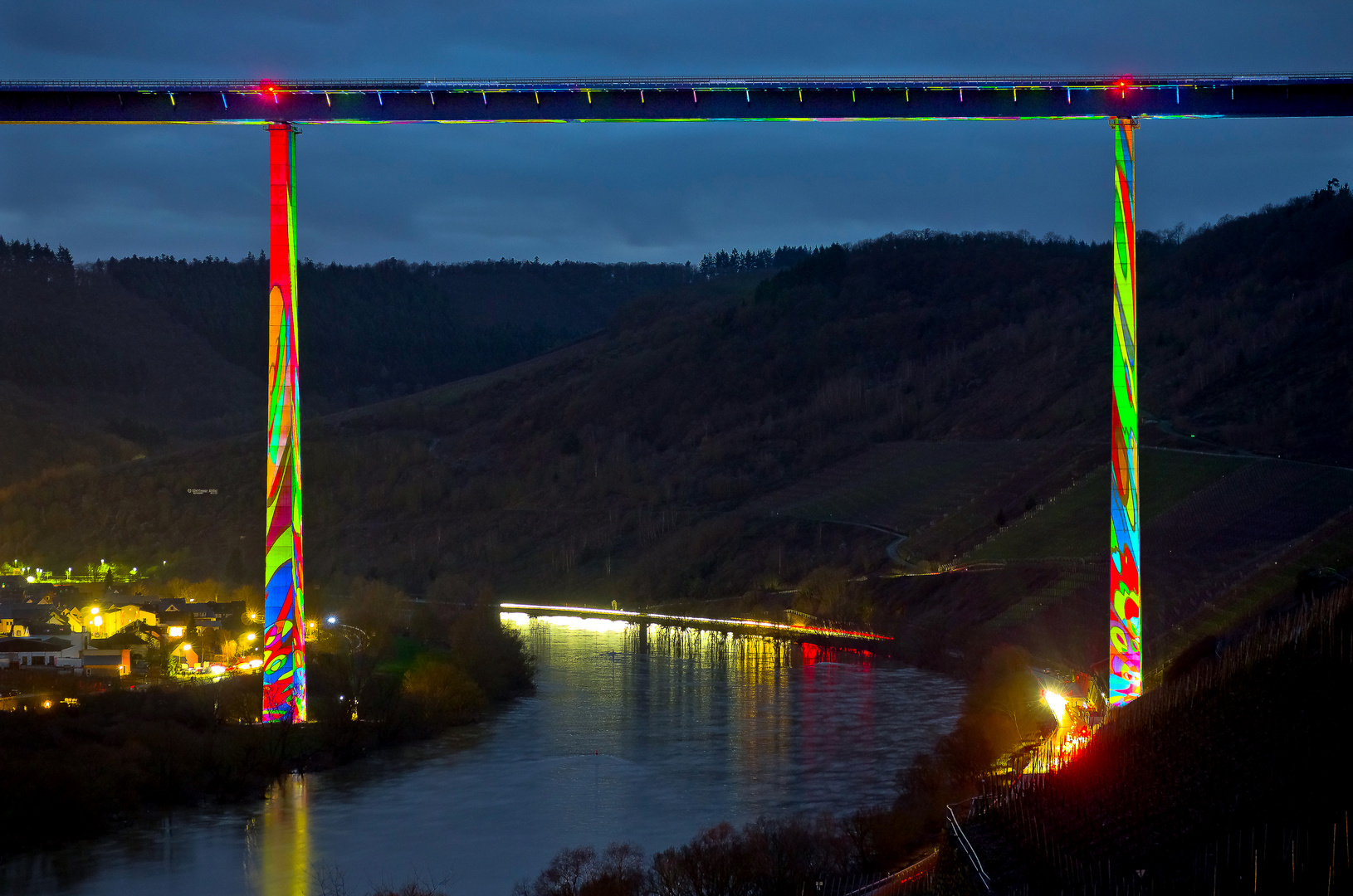 Hochmoselbrücke mit Lichtkunst von R.O. Schabbach