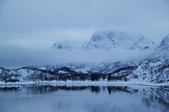 Hochnebel im Fjord