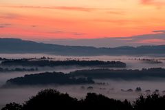 Hochnebel über Wald und Wiesen