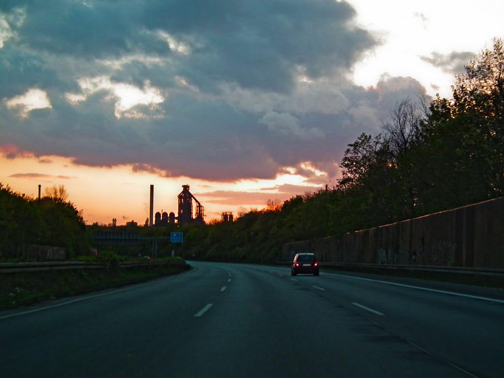 Hochofen, A 42 und Sonnenuntergang in Duisburg