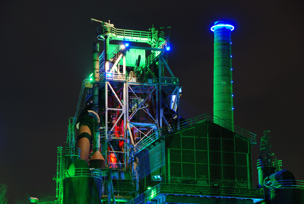 Hochofen im Neonlicht