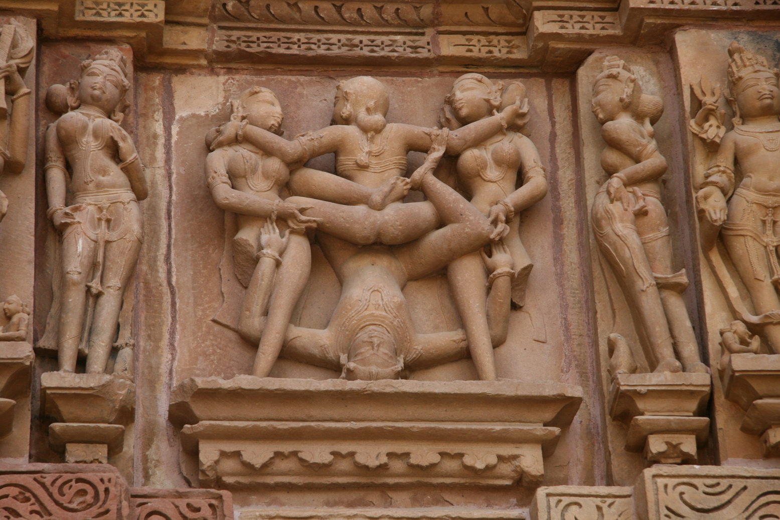 Hochrelief vom Kamasutra Tempel in Khajuraho (Indien)