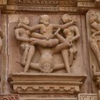 Hochrelief vom Kamasutra Tempel in Khajuraho (Indien)
