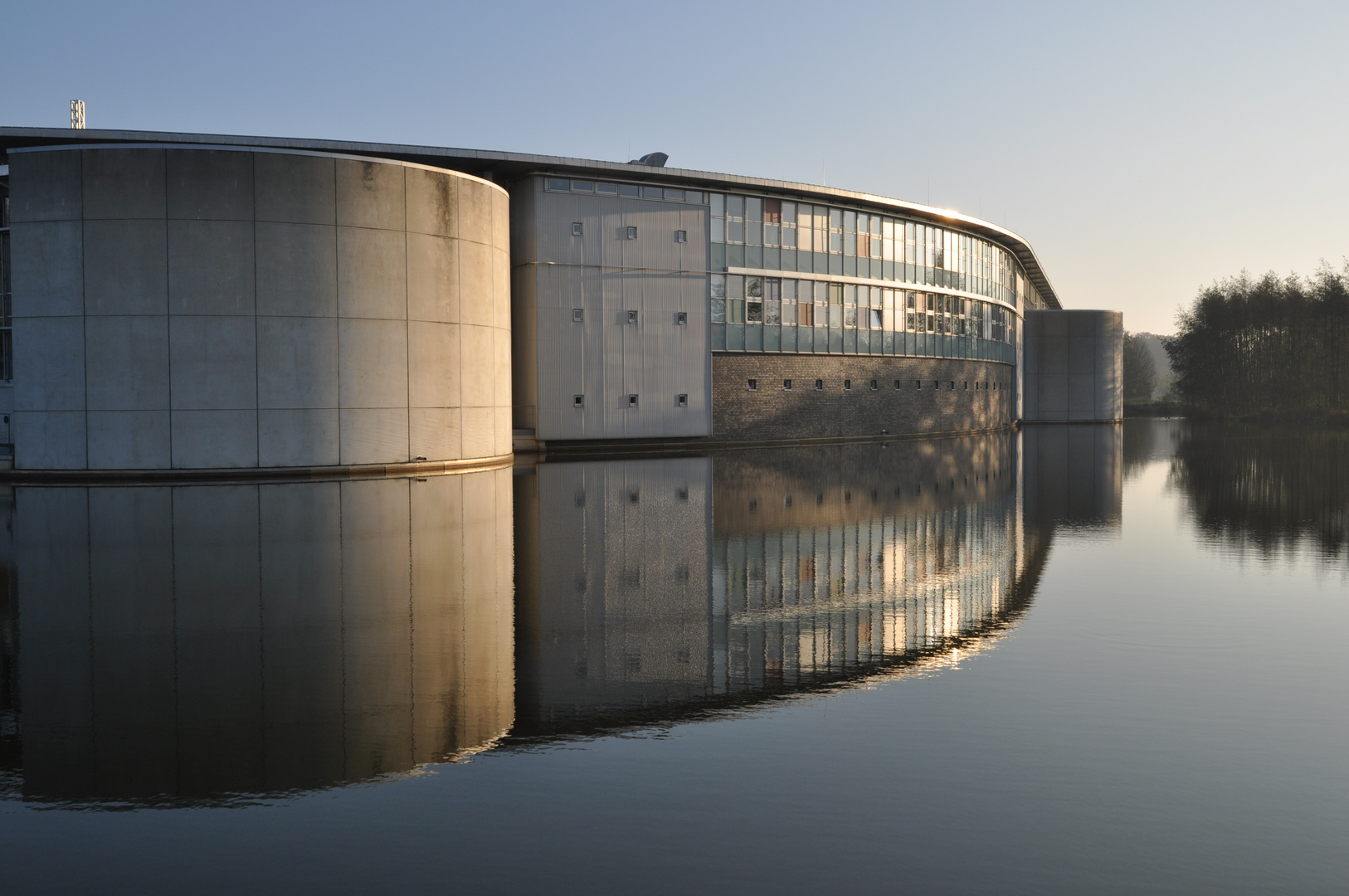 Hochschule als Wasserschloss im westlichen Münsterland