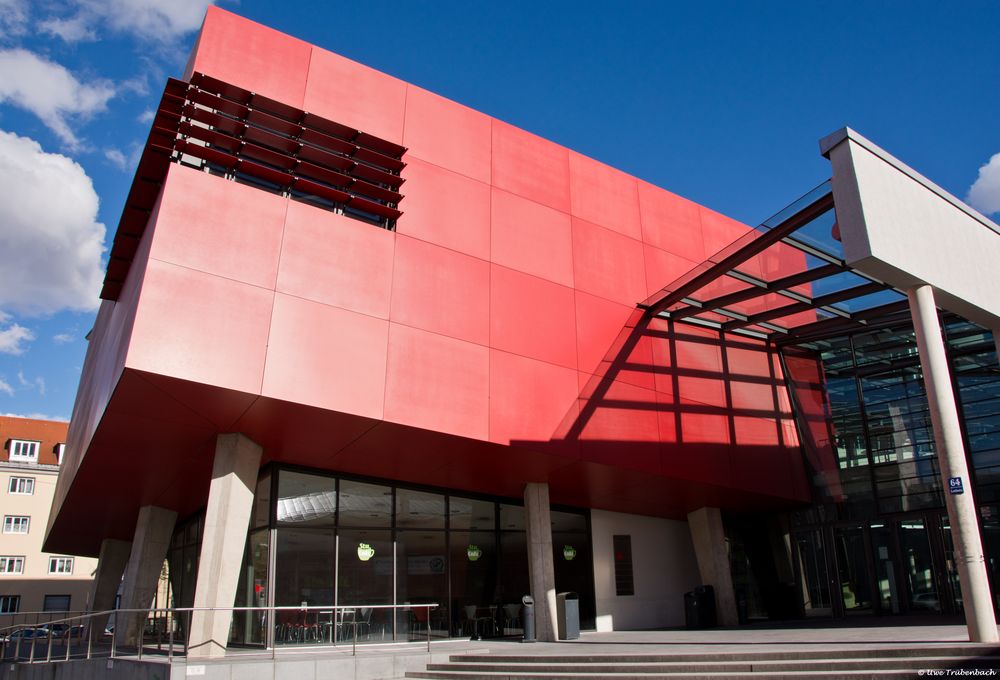 Hochschule München / Der "Rote Würfel" in der Lothstrasse Foto & Bild 