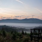 Hochsitz am frühen Morgen bei Nebel 