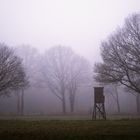 Hochsitz im Nebel