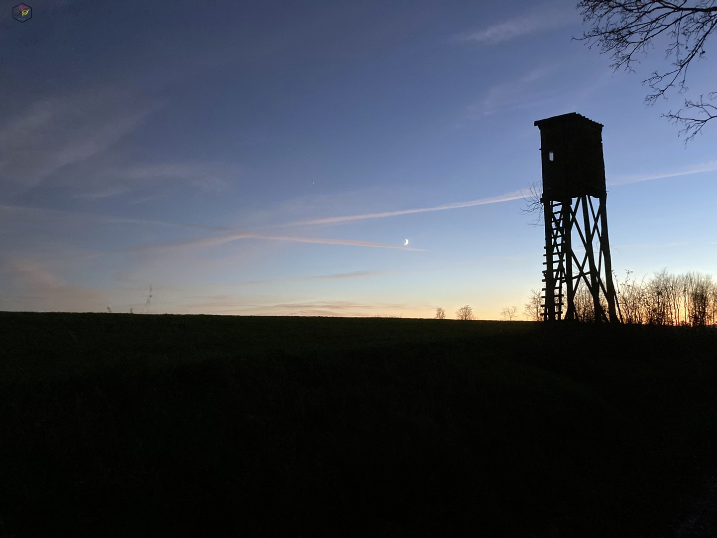 Hochsitz in der Abenddämmerung