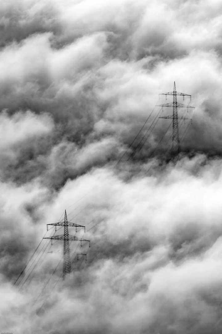 Hochspannung im Nebel 