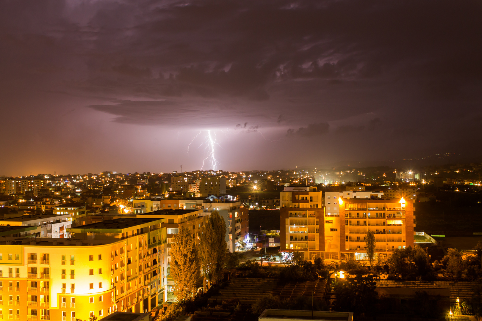 Hochspannung in Tirana