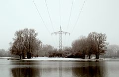 Hochspannung über der Landschaft