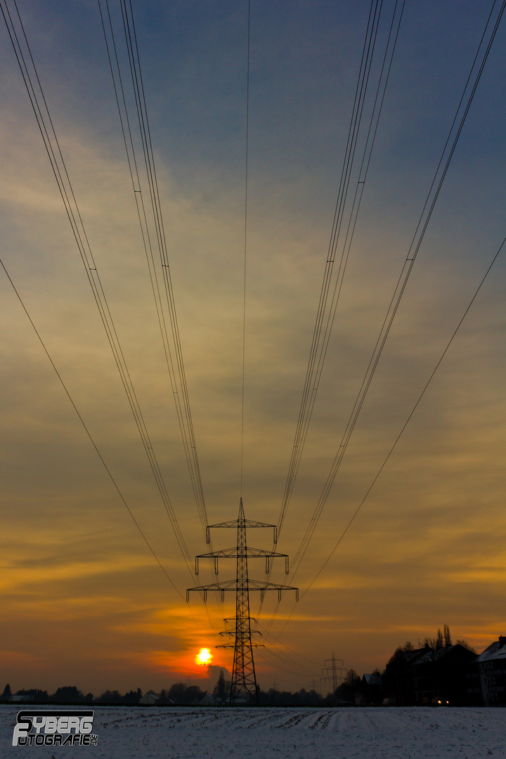 Hochspannungsmast bei Sonnenuntergang