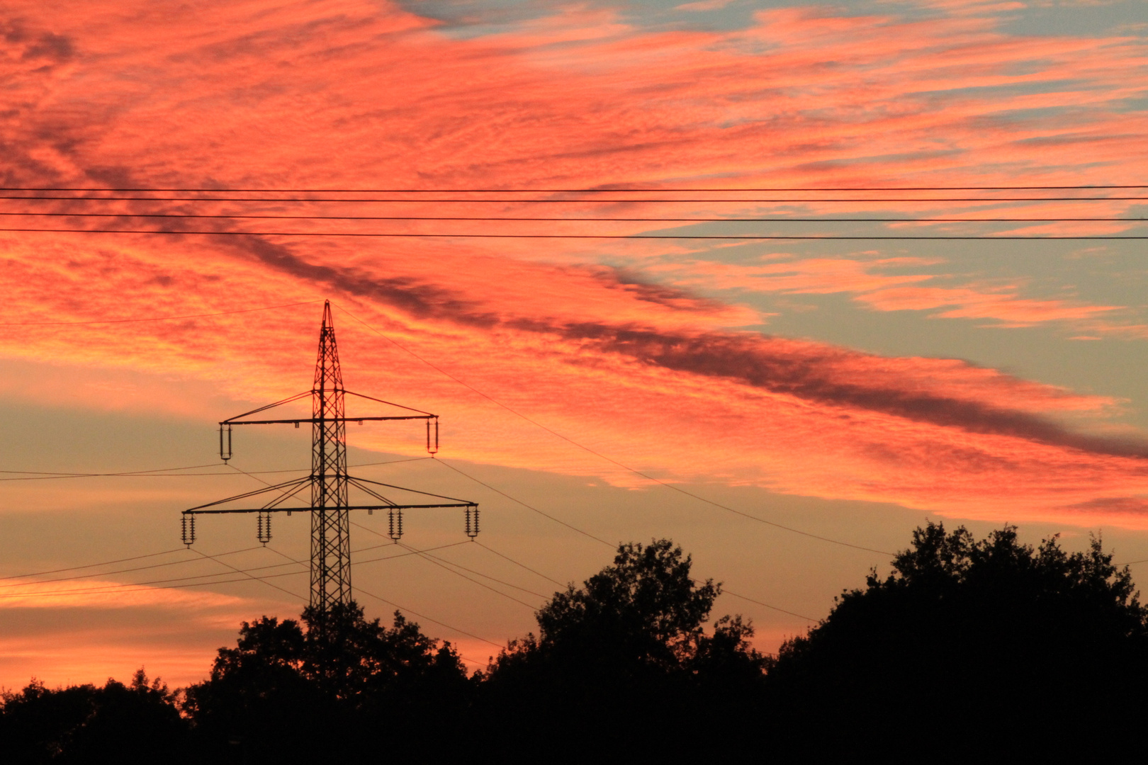 Hochspannungsmast in der Abendsonne