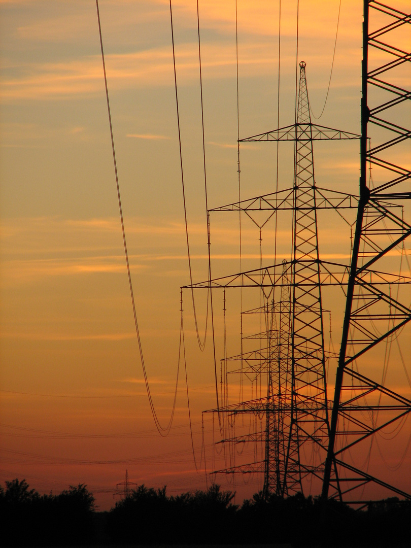 Hochspannungsmasten im Abendrot