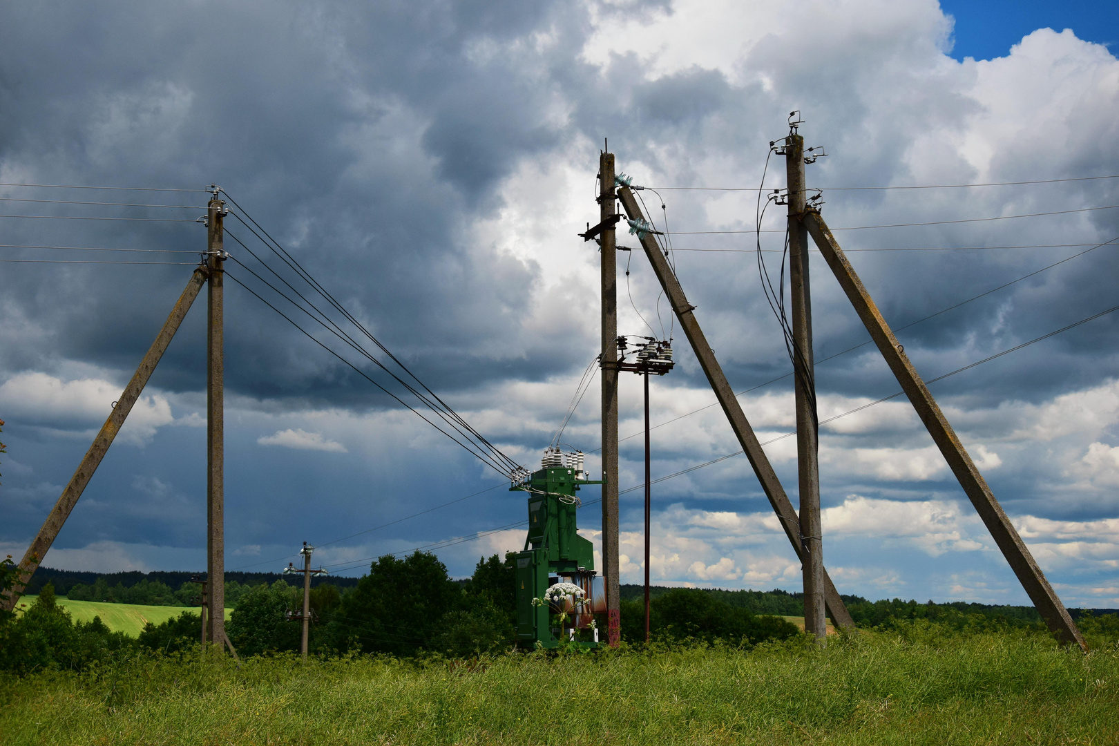 Hochspannungsmasten mit Trafo