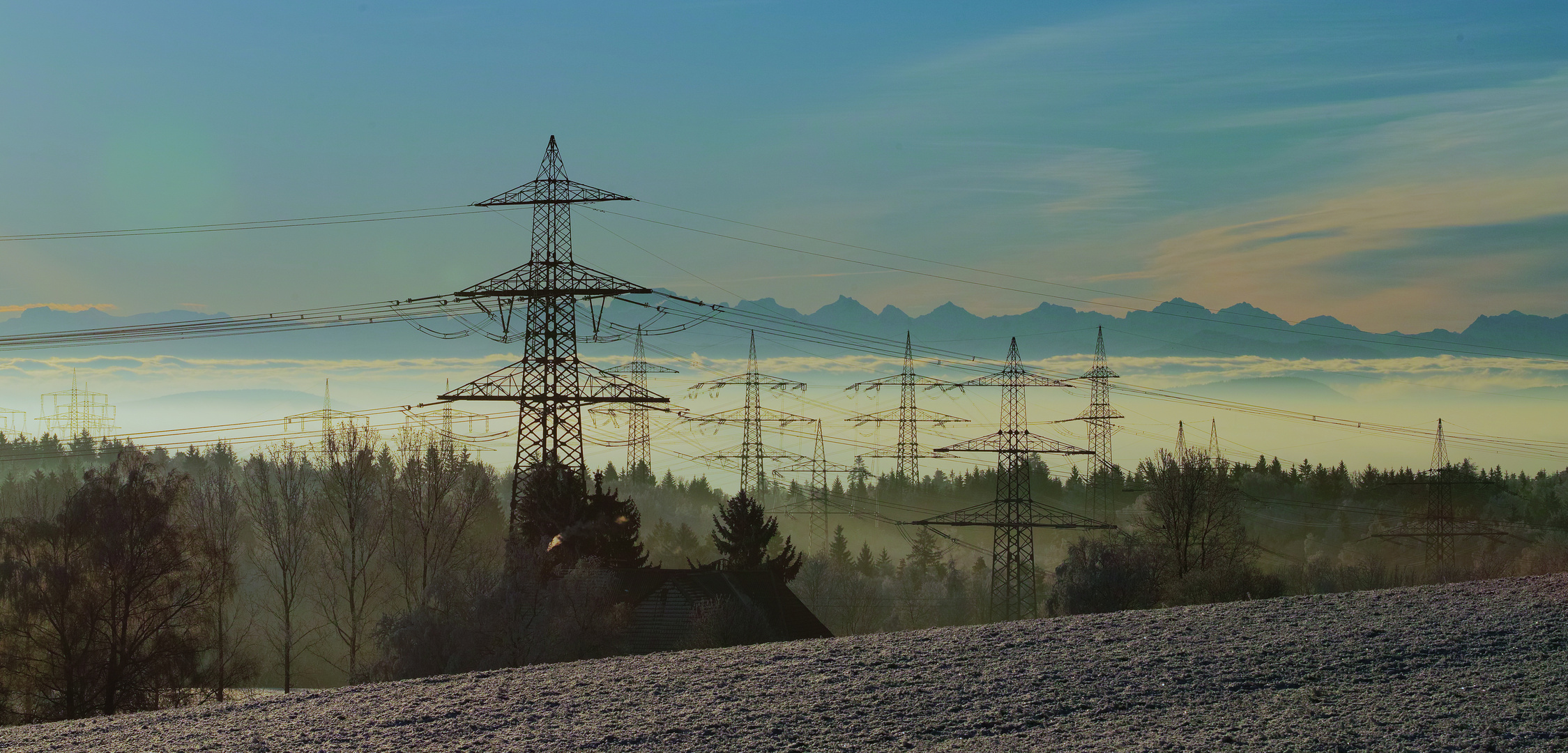 Hochspannungsmasten über dem südl. Hotzenwald 