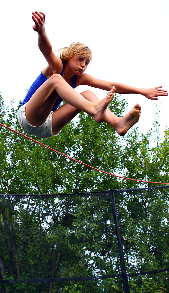 Hochsprung auf dem Trampolin