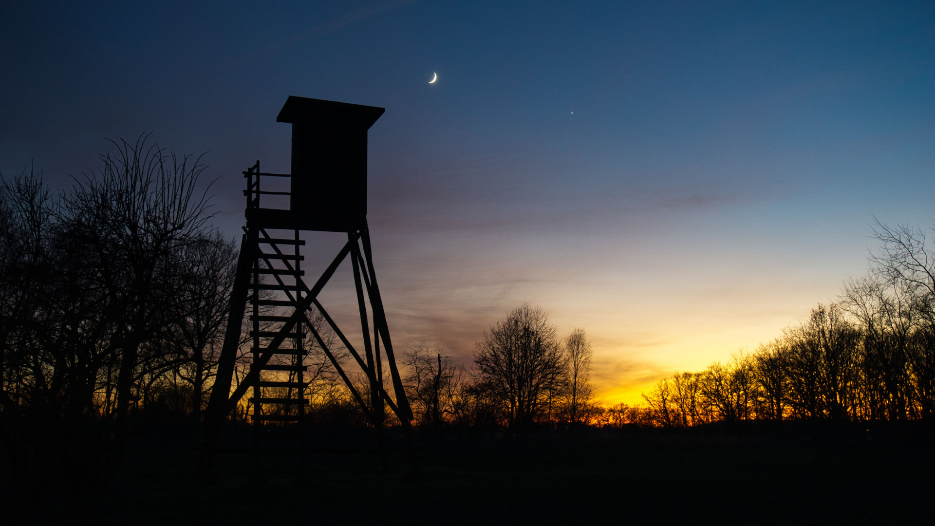 Hochstand mit Mond und Venus