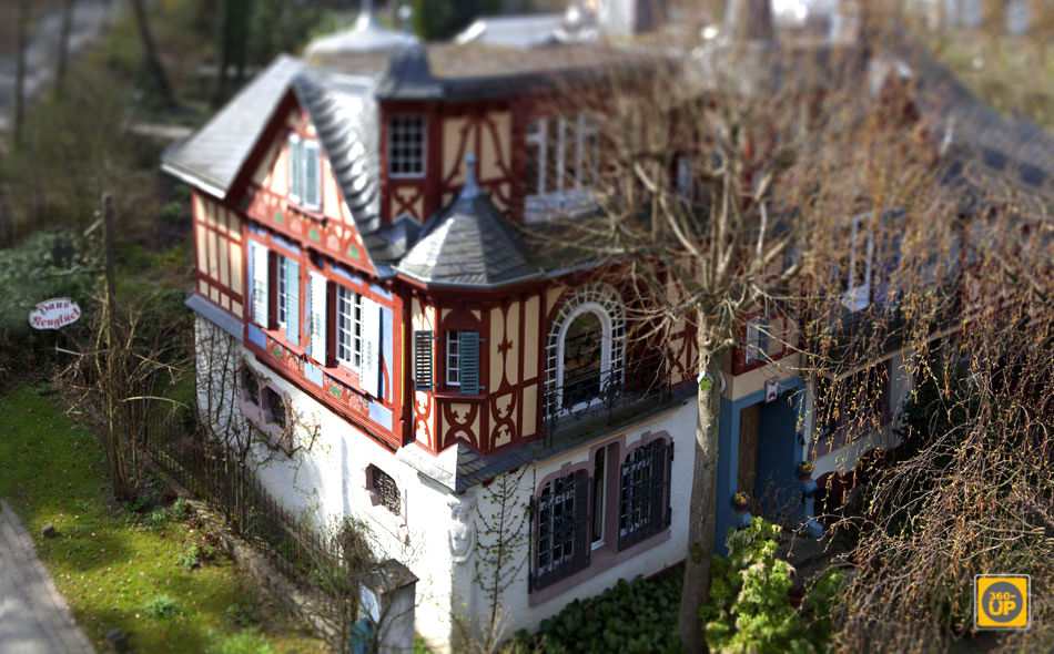 Hochstativ-Tilt-Shift-Aufnahme Haus Neuglück Königswinter