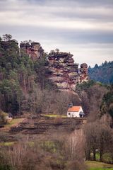 Hochstein mit Kapelle und Ehrenfriedhof