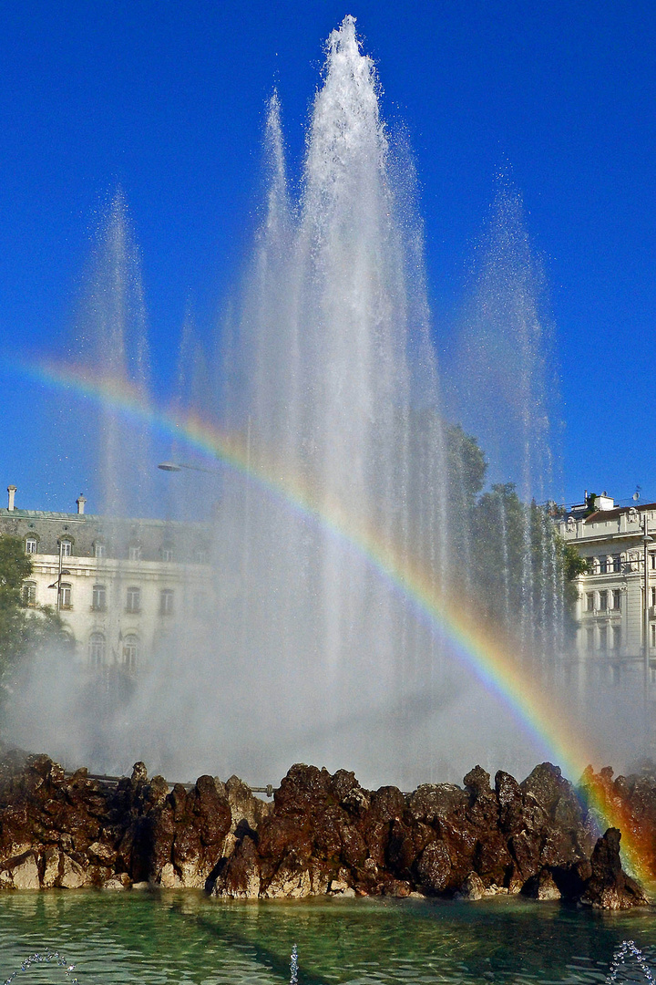 Hochstrahlbrunnen mit Regenbogen