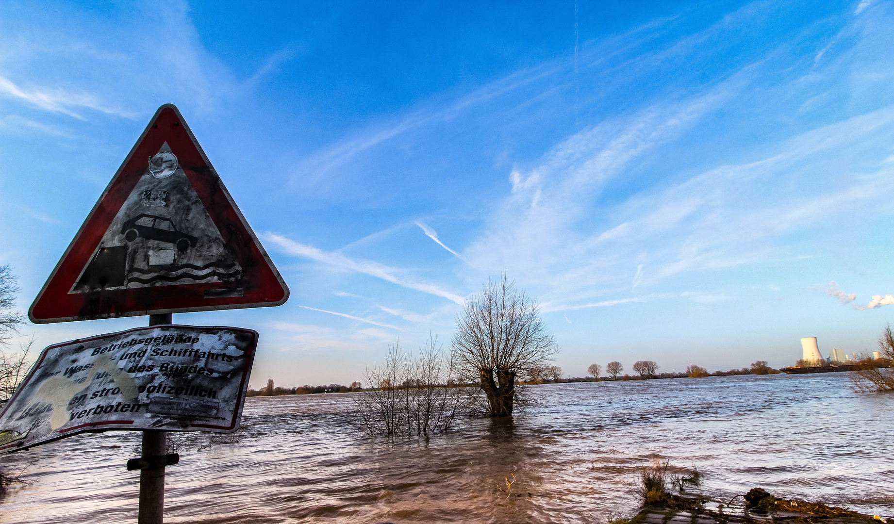 Hochwasser! Achtung wer hier weiterfährt kommt nicht weit.