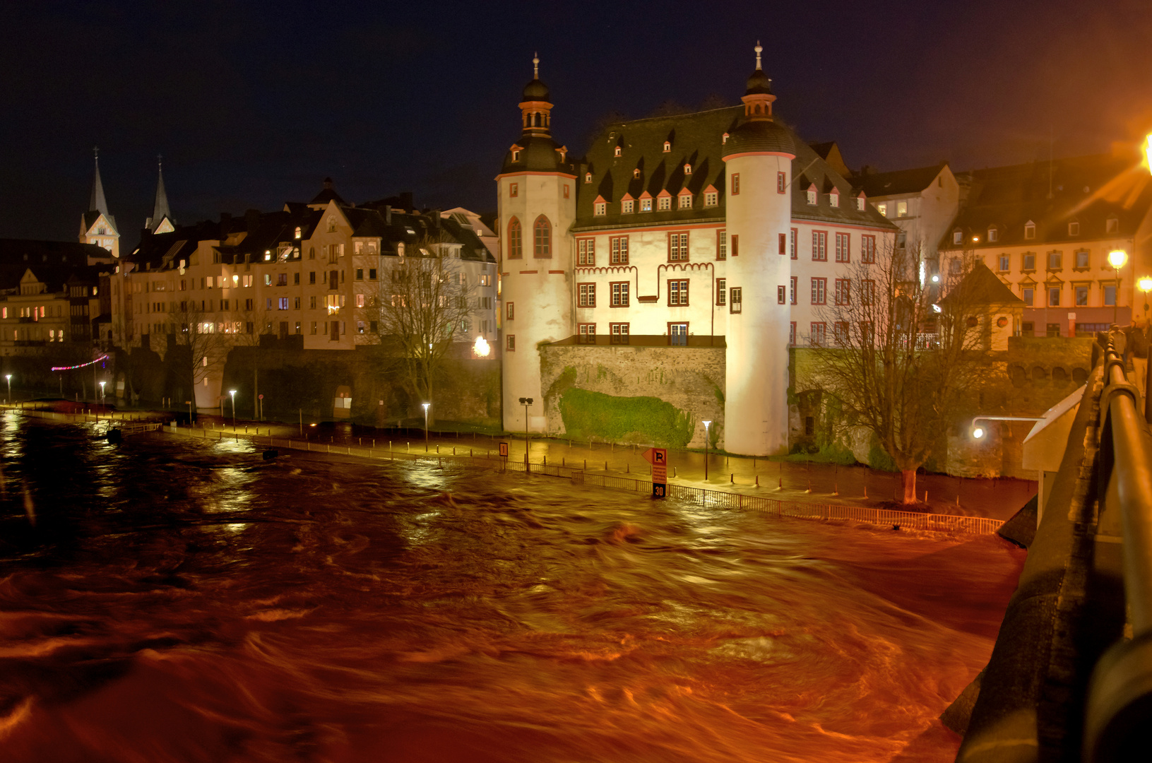 Hochwasser , Alte Burg am Moselufer am 4. Jan.2024