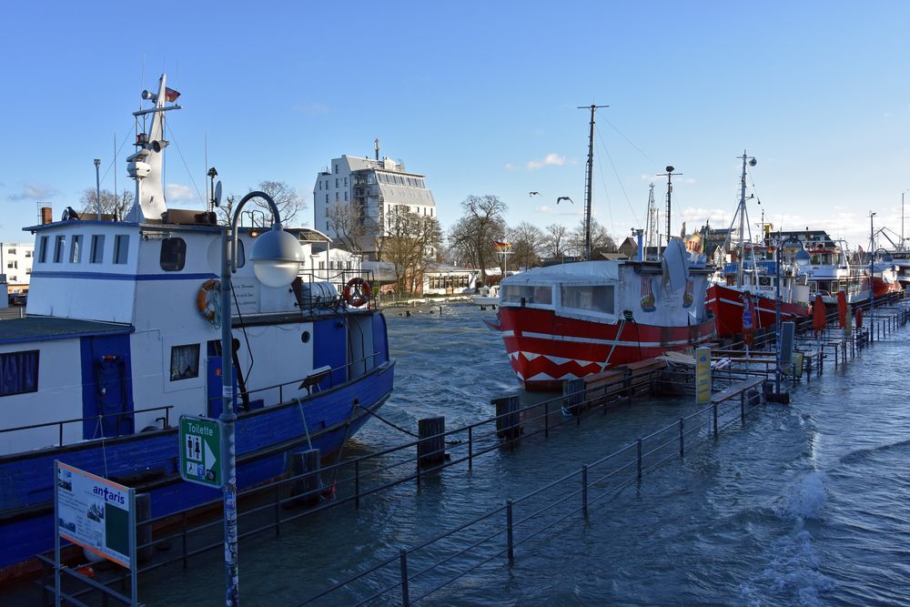 Hochwasser am Alten Strom in Warnemünde (2)