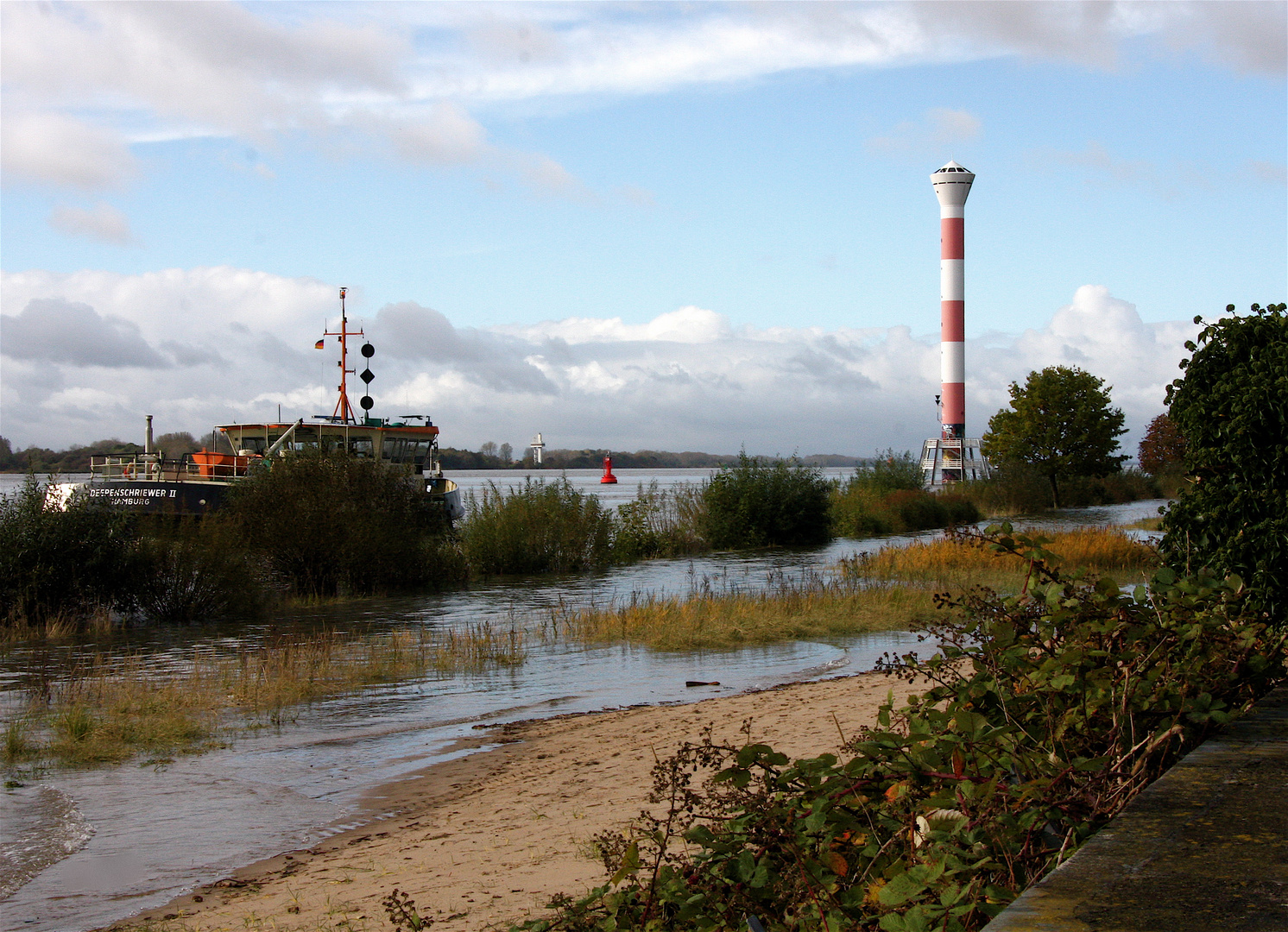 Hochwasser am Elbstrand in Hamburg Blankenese