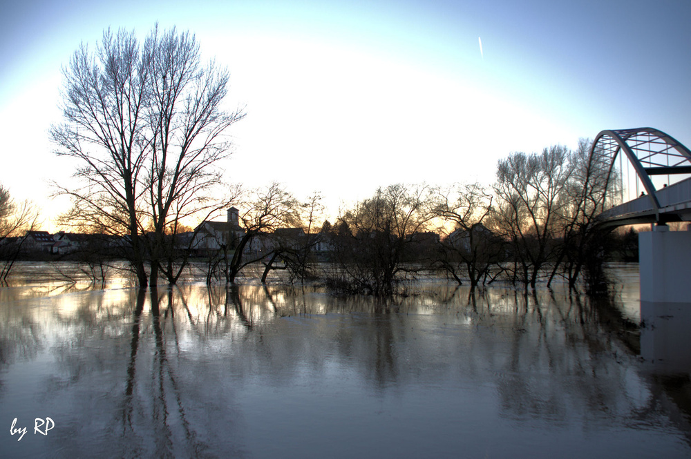 Hochwasser am Main an der bayerisch-hessischen Grenze