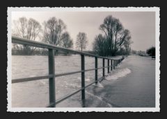 Hochwasser am Niederrhein --- Brücke Griethausen