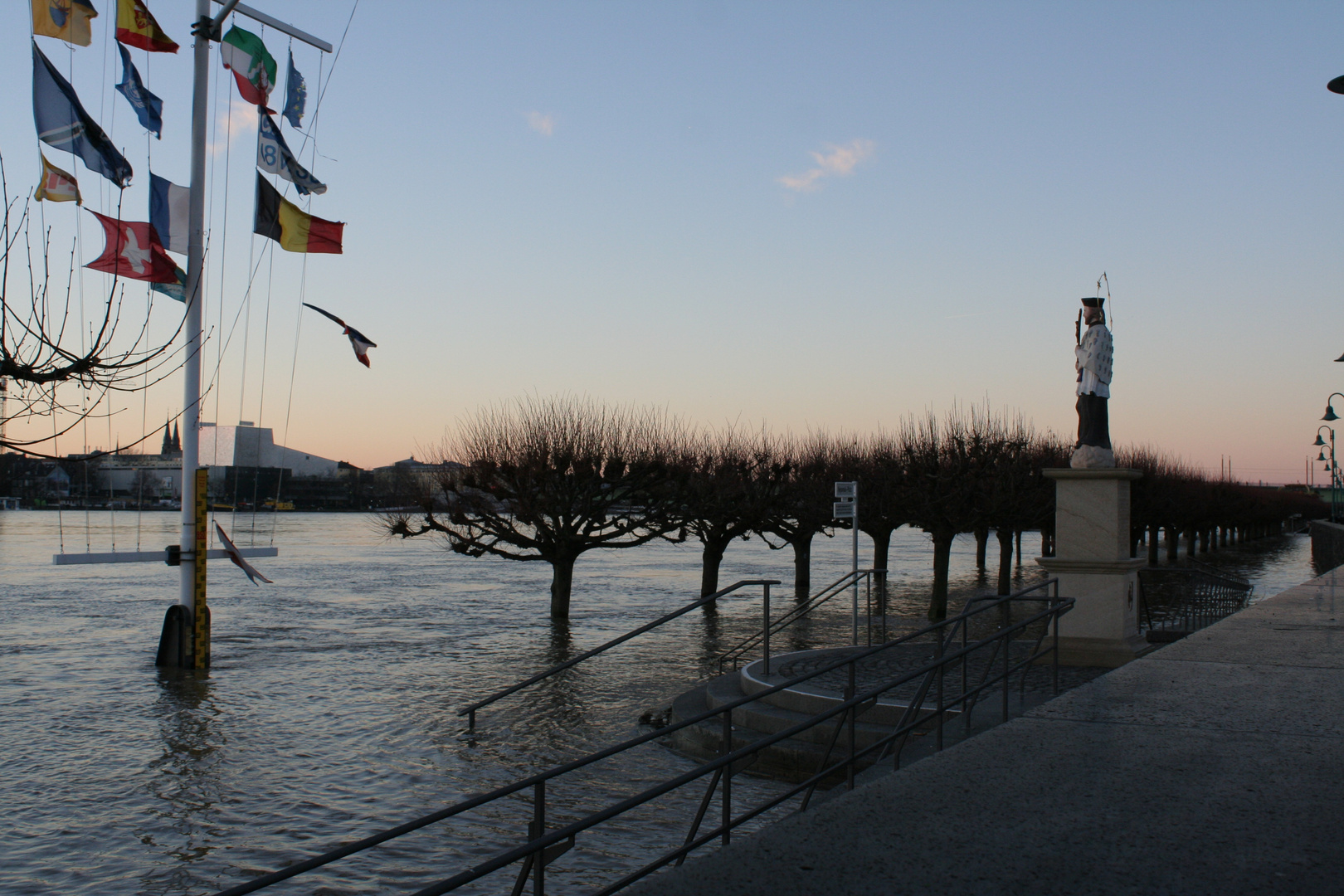 Hochwasser am Rhein, bewacht vom Nepomuk