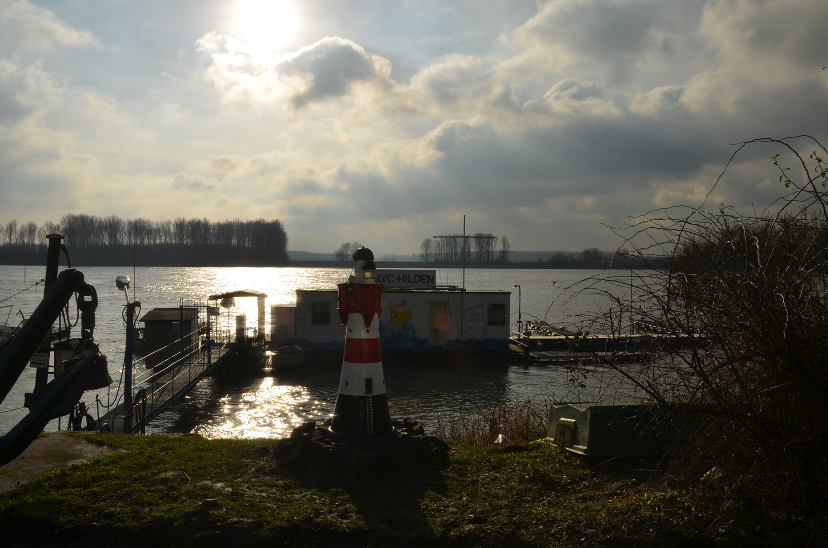 HOCHWASSER AM RHEIN