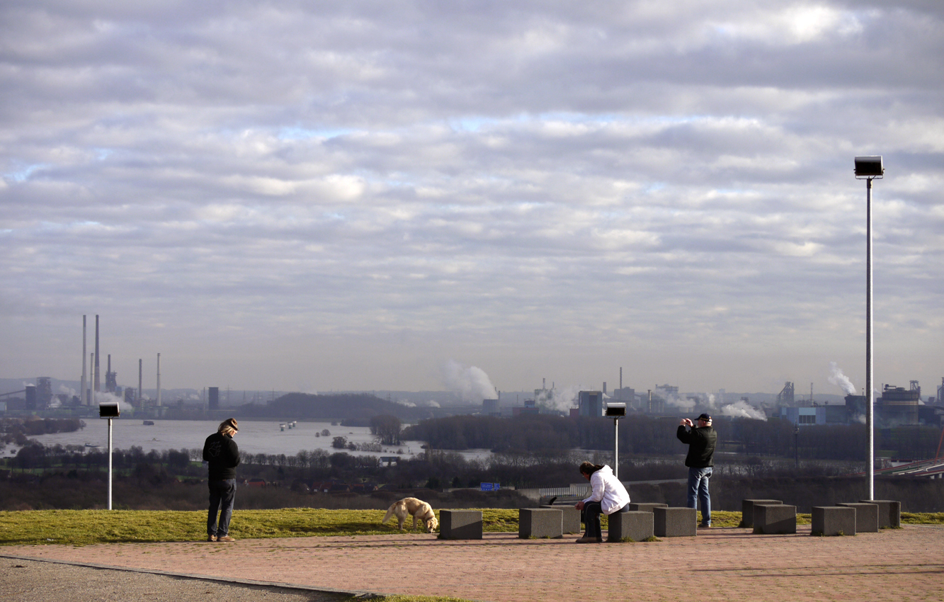 Hochwasser am Rhein in Duisburg - Blick von Halde Rheinpreussen